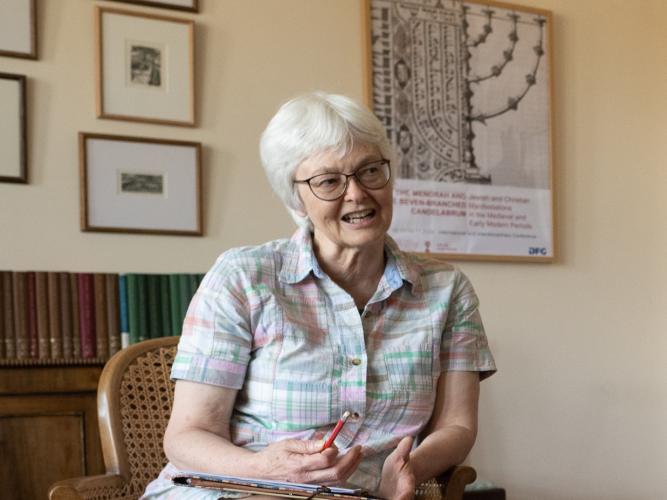 Dr Lesley Smith