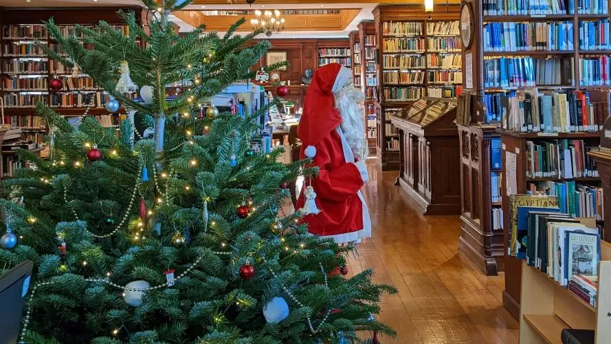 A picture of a Christmas tree in the Library 