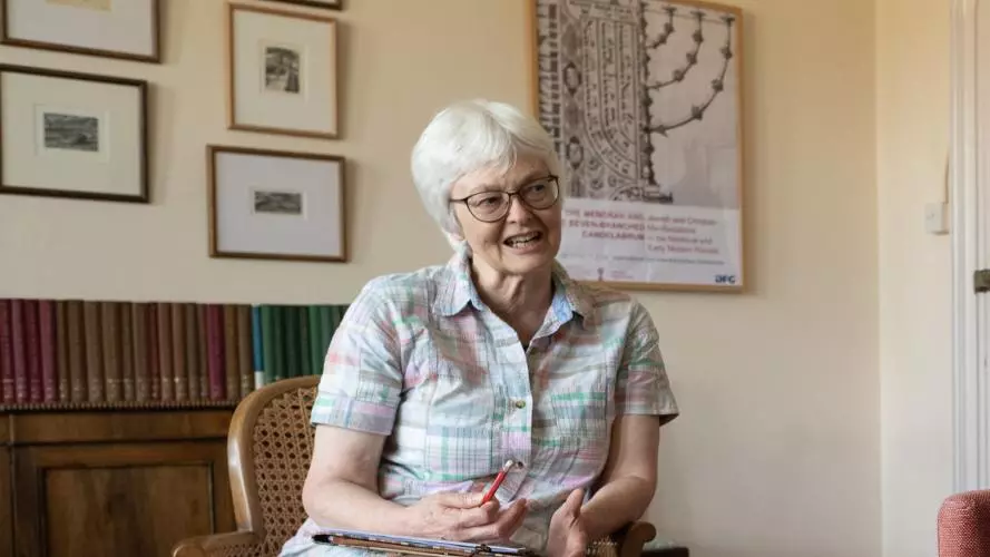 Dr Lesley Smith