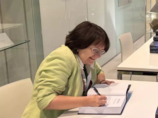 Kate McLoughlin signing book