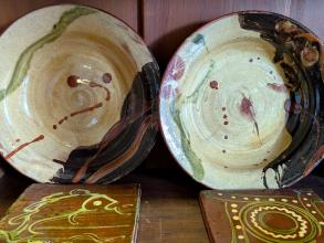 Two plates with free decorations and two tiles