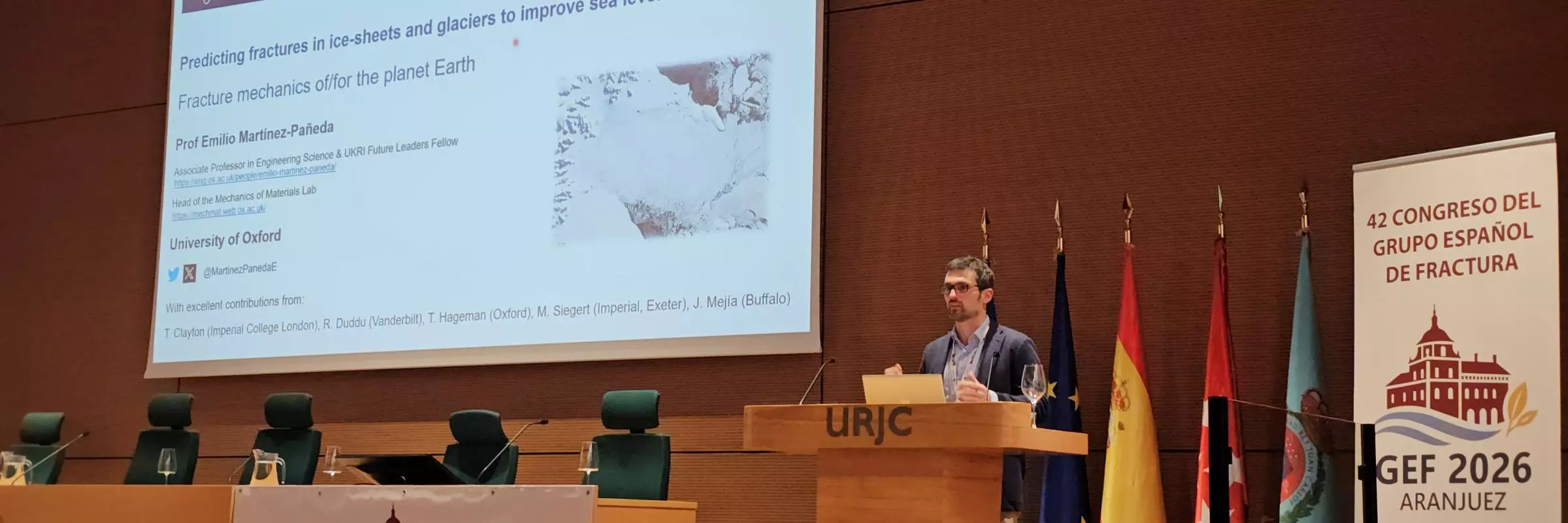 Prof Emilio Martínez-Pañeda lecturing at awards ceremony